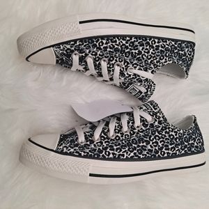NWT Converse white/black print sz. 7.5 wmns